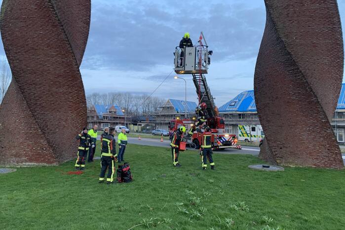 Brandweer redt gans uit kunstwerk