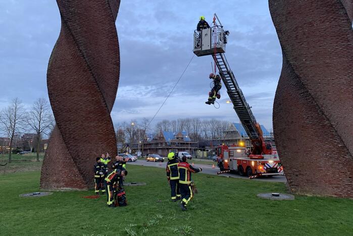 Brandweer redt gans uit kunstwerk