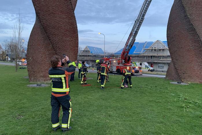 Brandweer redt gans uit kunstwerk
