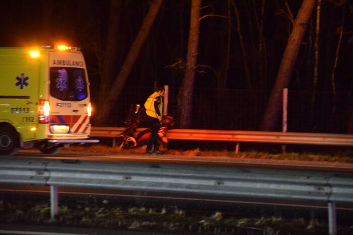 Personenauto belandt door ongeval achterstevoren op snelweg