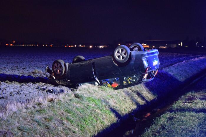 Voertuig belandt ondersteboven door ongeval