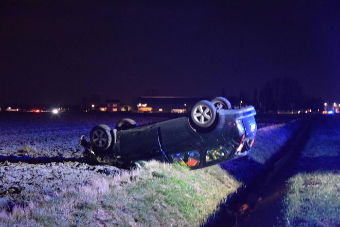 Voertuig belandt ondersteboven door ongeval