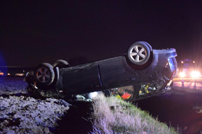 Voertuig belandt ondersteboven door ongeval