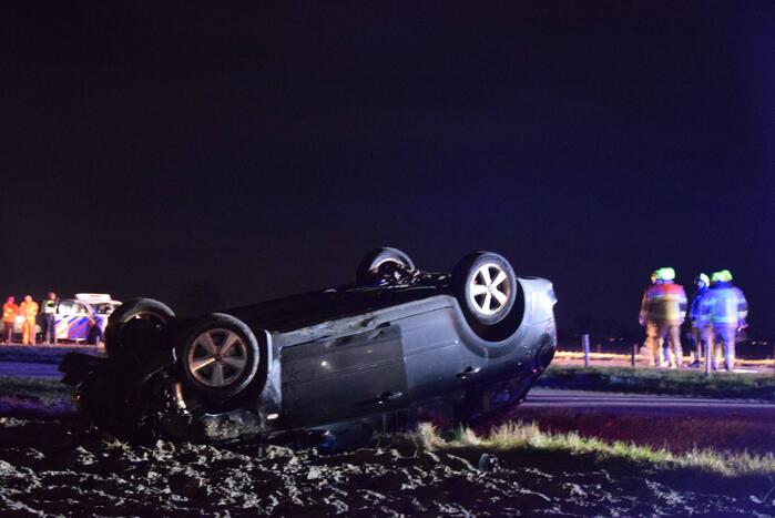 Voertuig belandt ondersteboven door ongeval