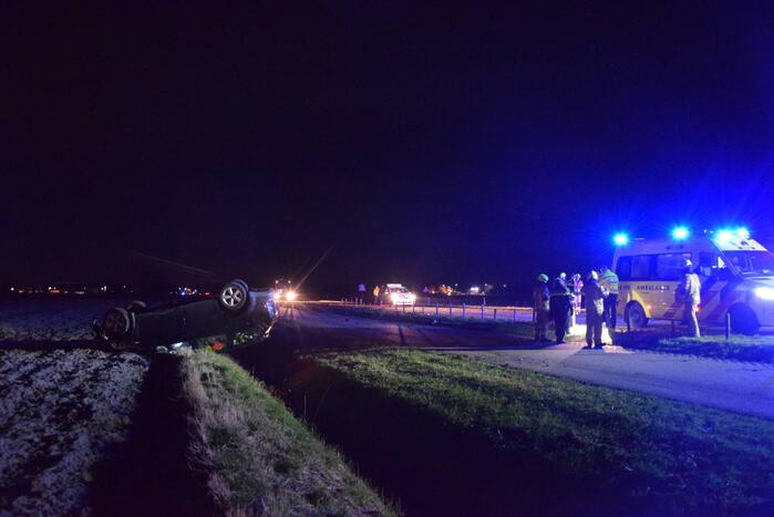 Voertuig belandt ondersteboven door ongeval