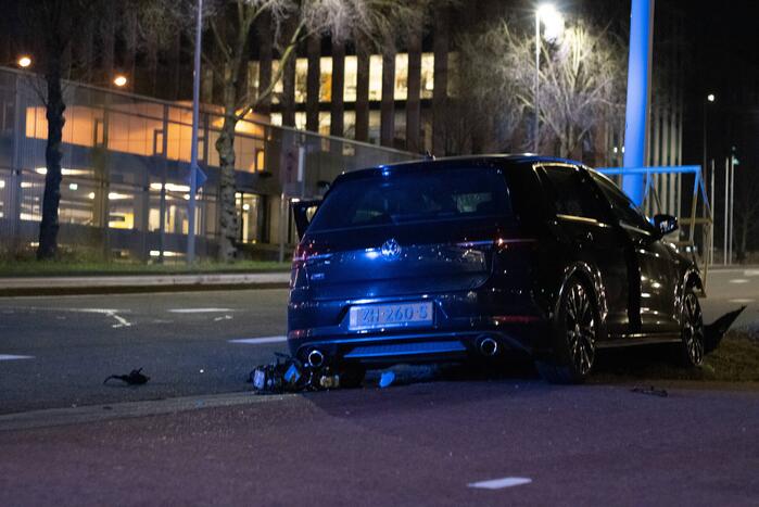 Gewonde bij botsing tegen verkeerspaal