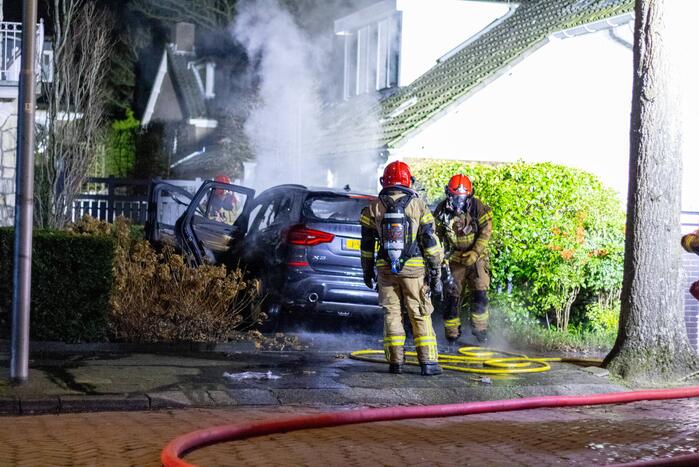 BMW volledig uitgebrand voor woning