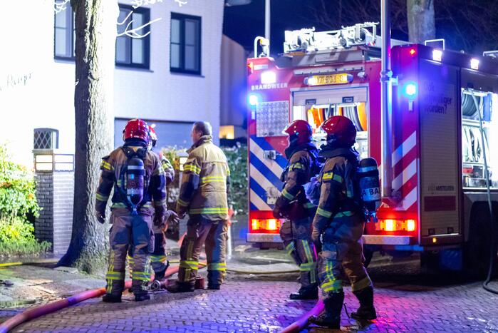 BMW volledig uitgebrand voor woning