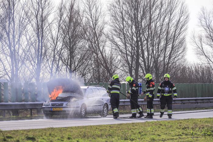 Personenwagen vliegt onder het rijden in brand