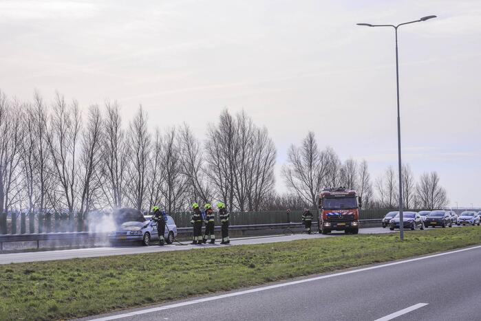 Personenwagen vliegt onder het rijden in brand