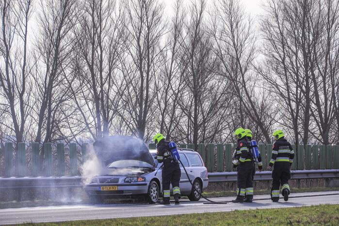 Personenwagen vliegt onder het rijden in brand