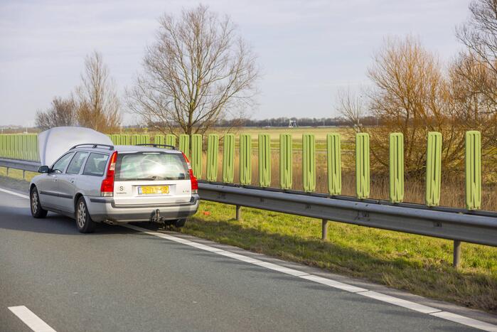 Personenwagen vliegt onder het rijden in brand