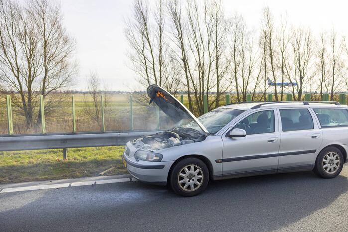 Personenwagen vliegt onder het rijden in brand