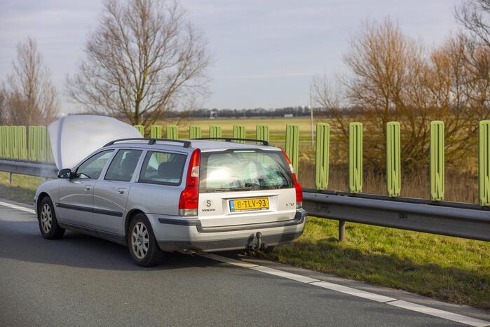 Personenwagen vliegt onder het rijden in brand