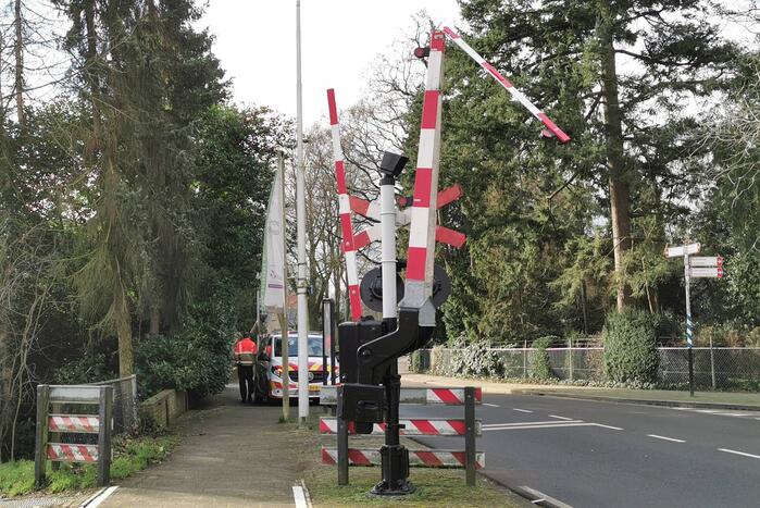 Spoorboom overweg kapot gereden