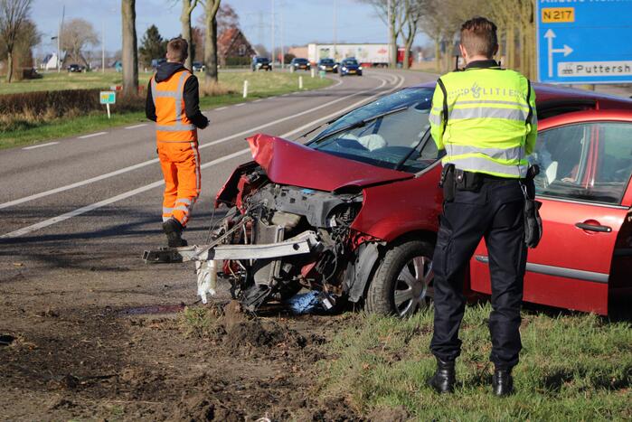 Automobilist gewond na crash tegen meerdere bomen