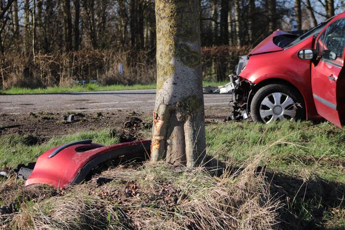 Automobilist gewond na crash tegen meerdere bomen