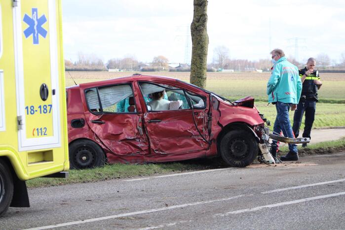 Automobilist gewond na crash tegen meerdere bomen