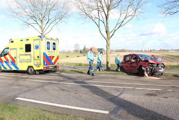 Automobilist gewond na crash tegen meerdere bomen