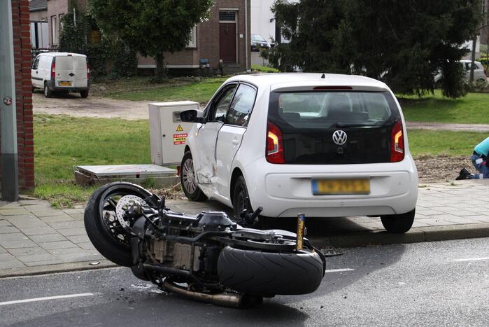 Motorrijder gewond bij botsing met auto