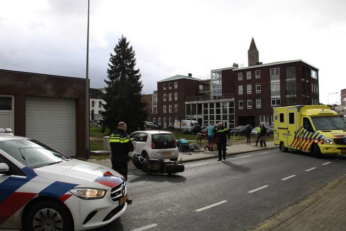 Motorrijder gewond bij botsing met auto