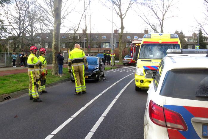 Twee personenwagens botsen frontaal