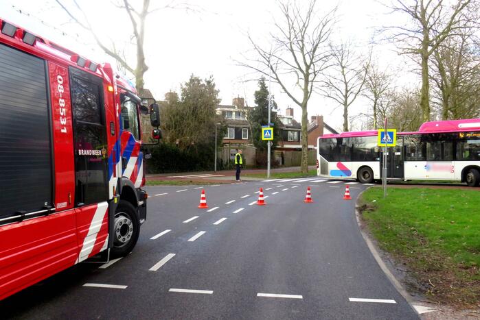 Twee personenwagens botsen frontaal