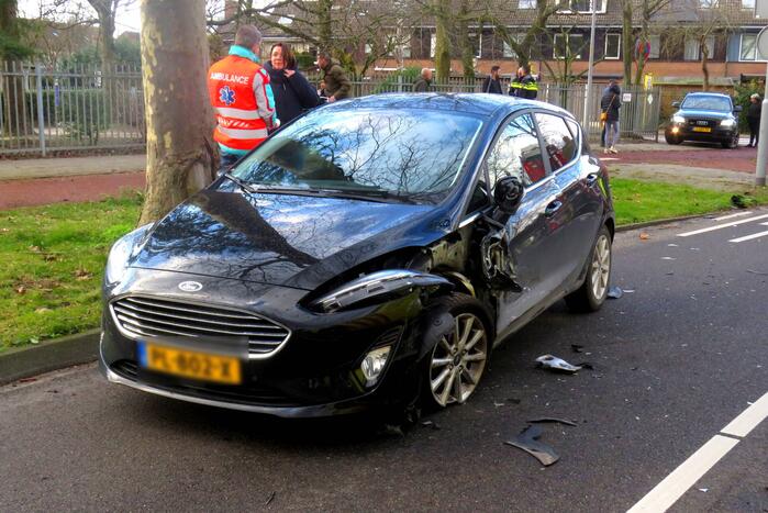 Twee personenwagens botsen frontaal