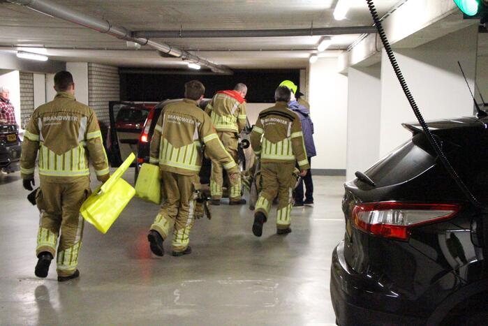 Brandweer dekt plas benzine af