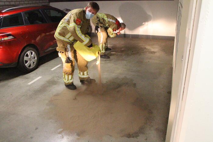 Brandweer dekt plas benzine af