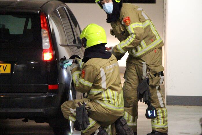 Brandweer dekt plas benzine af