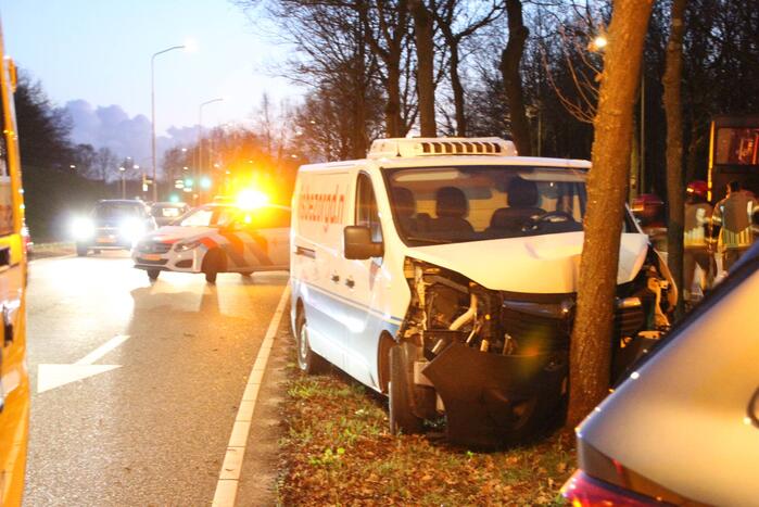 Bestelbus crasht tegen boom