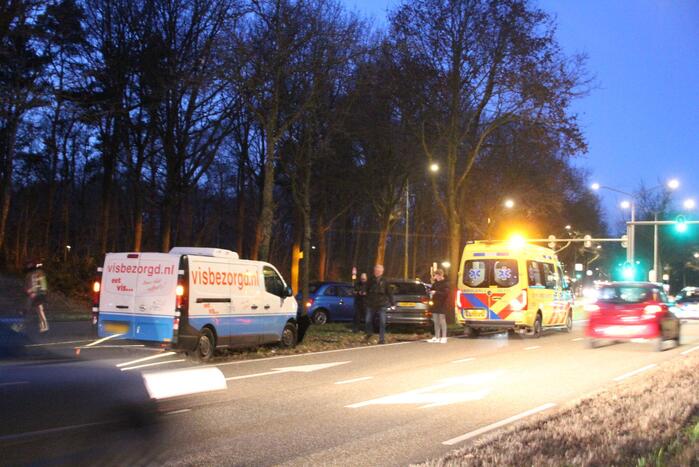 Bestelbus crasht tegen boom