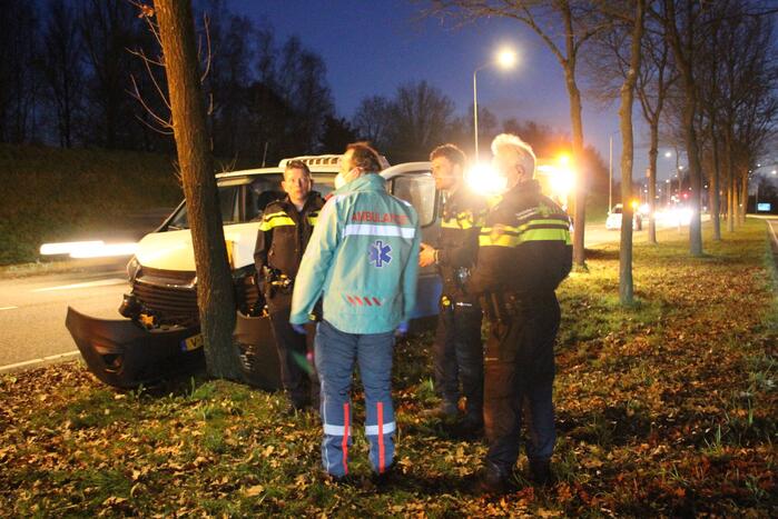 Bestelbus crasht tegen boom