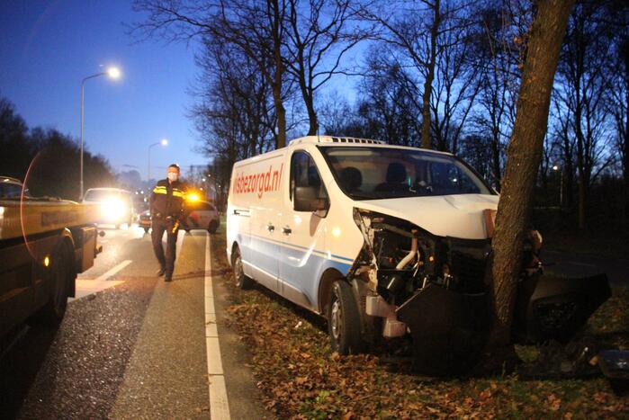 Bestelbus crasht tegen boom