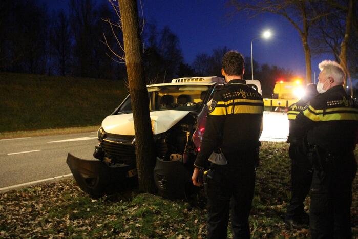 Bestelbus crasht tegen boom
