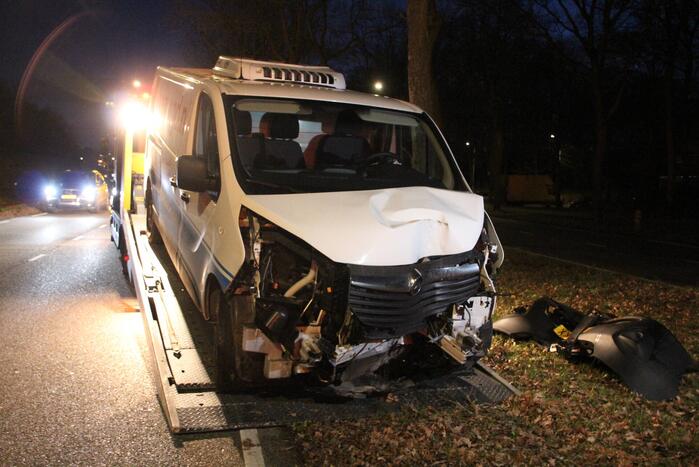 Bestelbus crasht tegen boom