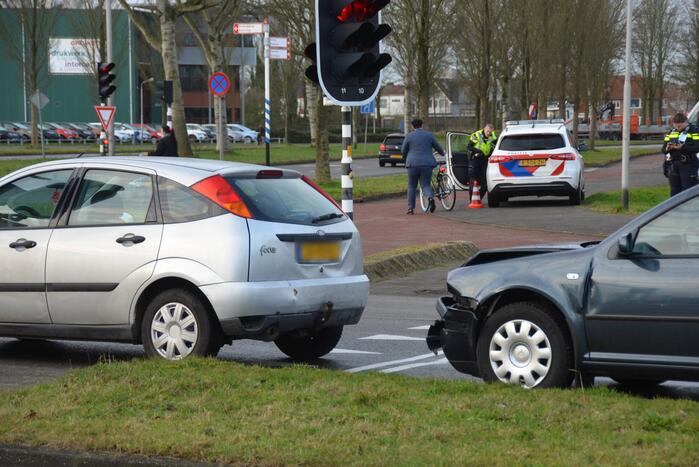 Automobilist botst op voorganger bij stoplicht
