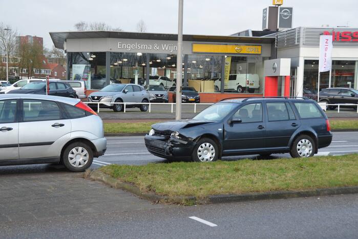 Automobilist botst op voorganger bij stoplicht