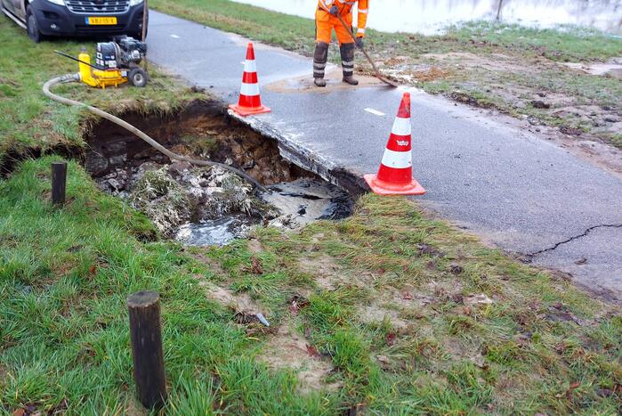 Weiland onder water door geknapte transportwaterleiding