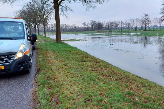 Weiland onder water door geknapte transportwaterleiding