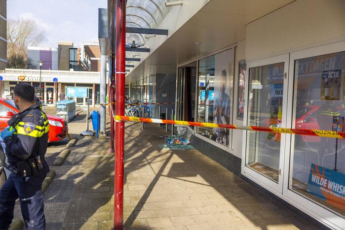 Automobilist rijdt met auto Gall Gall slijterij binnen