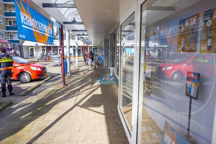 Automobilist rijdt met auto Gall Gall slijterij binnen