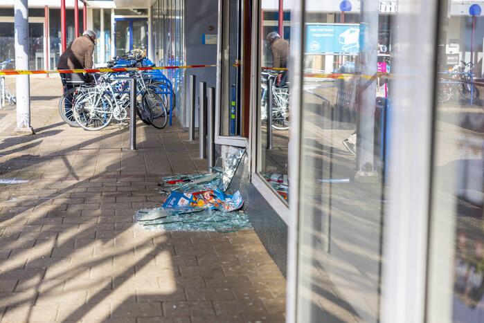 Automobilist rijdt met auto Gall Gall slijterij binnen