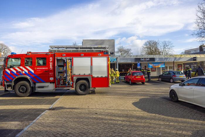 Automobilist rijdt met auto Gall Gall slijterij binnen