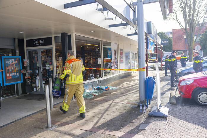 Automobilist rijdt met auto Gall Gall slijterij binnen