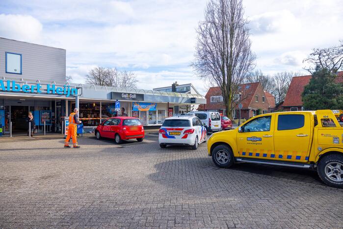 Automobilist rijdt met auto Gall Gall slijterij binnen