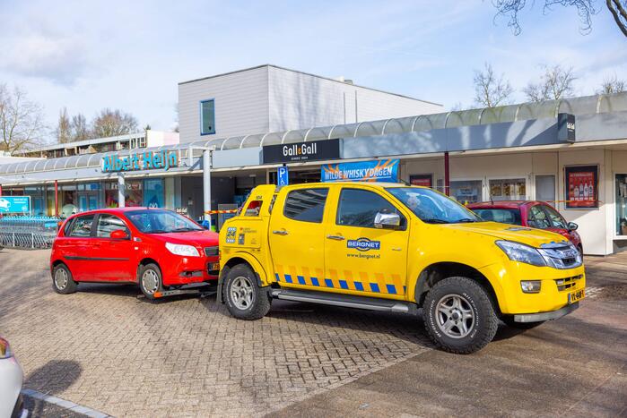 Automobilist rijdt met auto Gall Gall slijterij binnen