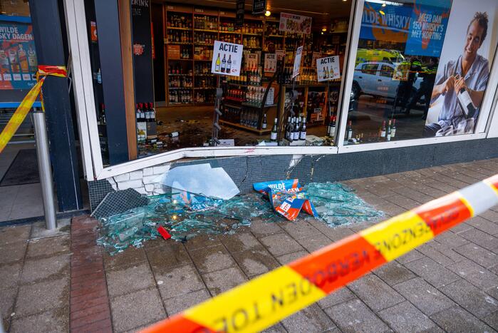 Automobilist rijdt met auto Gall Gall slijterij binnen