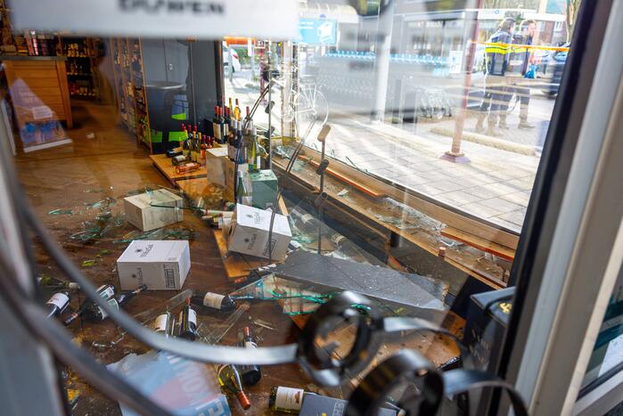 Automobilist rijdt met auto Gall Gall slijterij binnen